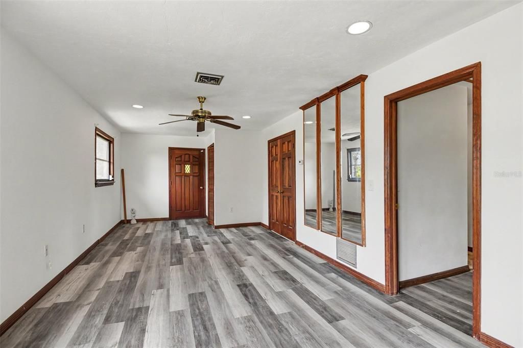 For Sale: $375,000 (3 beds, 2 baths, 2500 Square Feet)