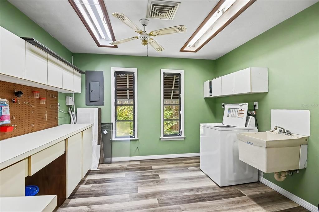 For Sale: $375,000 (3 beds, 2 baths, 2500 Square Feet)