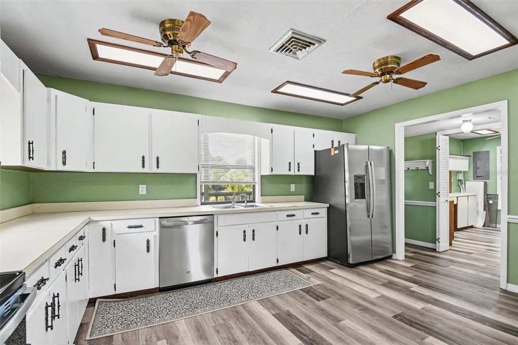 For Sale: $375,000 (3 beds, 2 baths, 2500 Square Feet)
