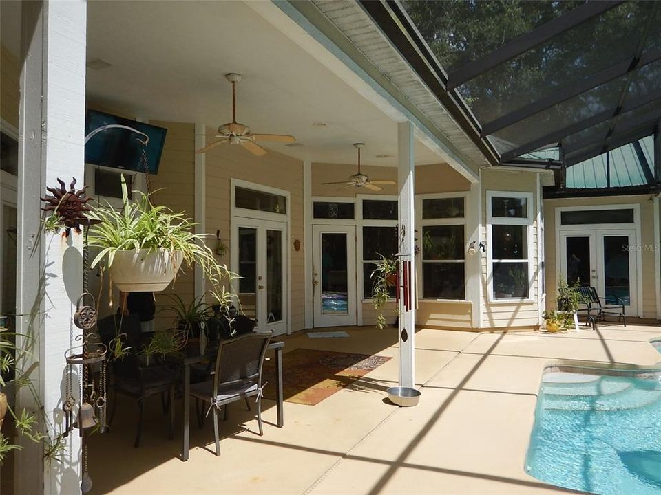 Под контрактом: $795,000 (6 спален, 4 ванн, 4425 Квадратных фут)
