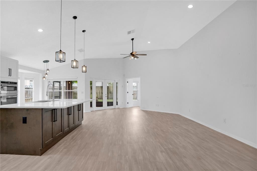 For Sale: $525,000 (3 beds, 2 baths, 1598 Square Feet)