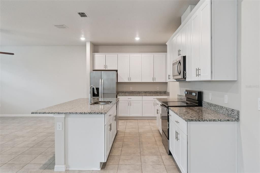 En Venta: $455,000 (3 camas, 2 baños, 2304 Pies cuadrados)