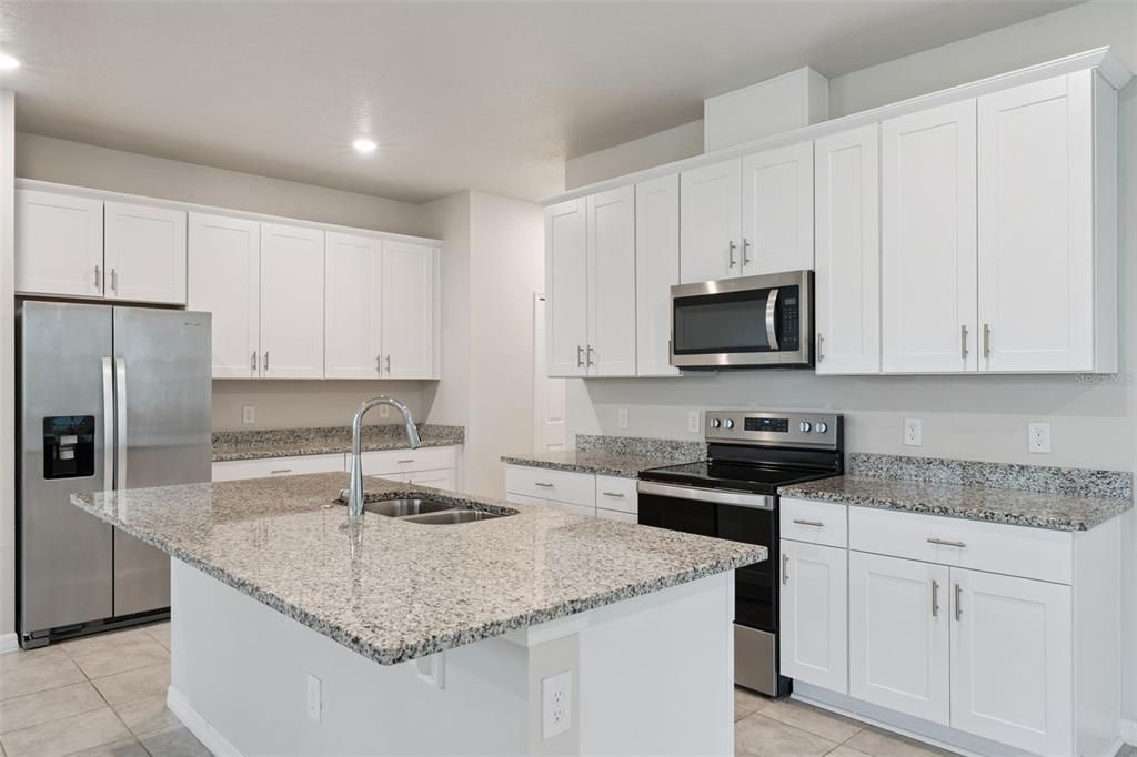 En Venta: $455,000 (3 camas, 2 baños, 2304 Pies cuadrados)