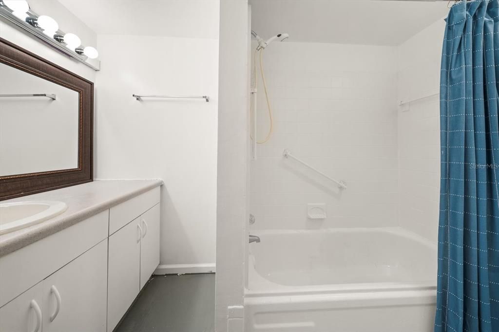 For Sale: $77,000 (1 beds, 1 baths, 790 Square Feet)