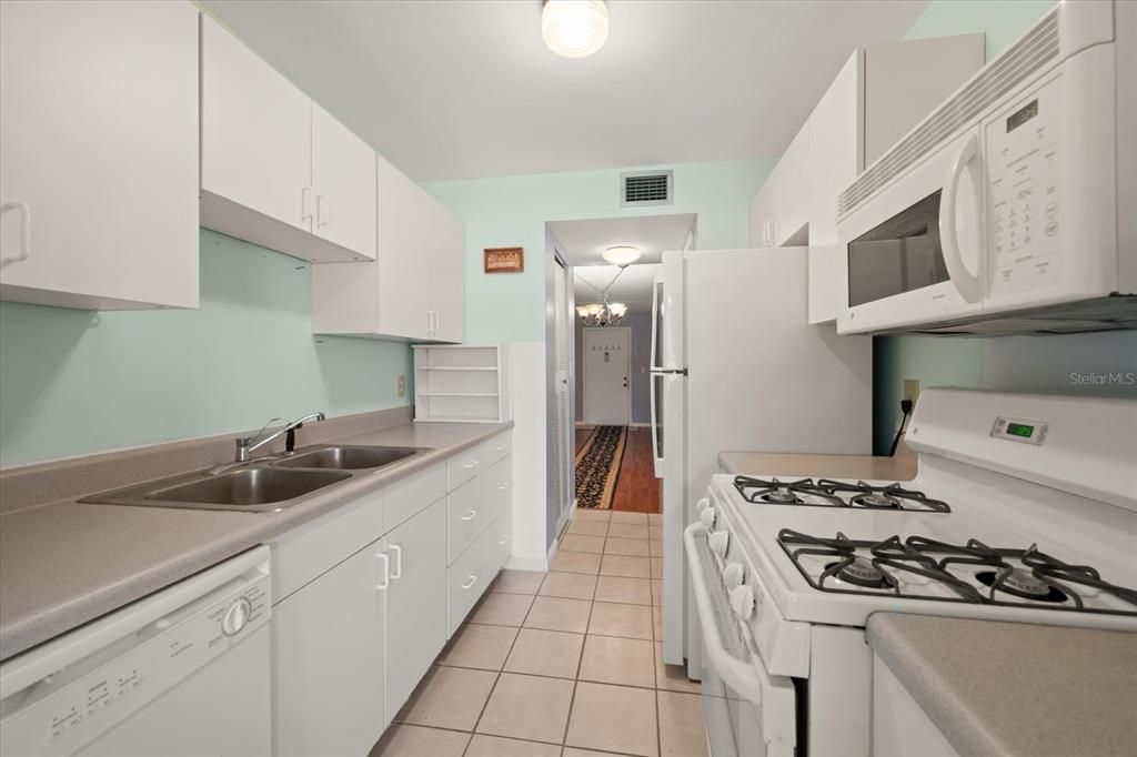 For Sale: $77,000 (1 beds, 1 baths, 790 Square Feet)
