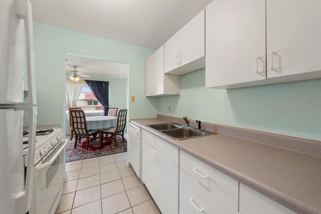 For Sale: $77,000 (1 beds, 1 baths, 790 Square Feet)