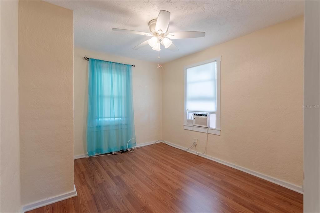 En Venta: $300,000 (2 camas, 1 baños, 1272 Pies cuadrados)