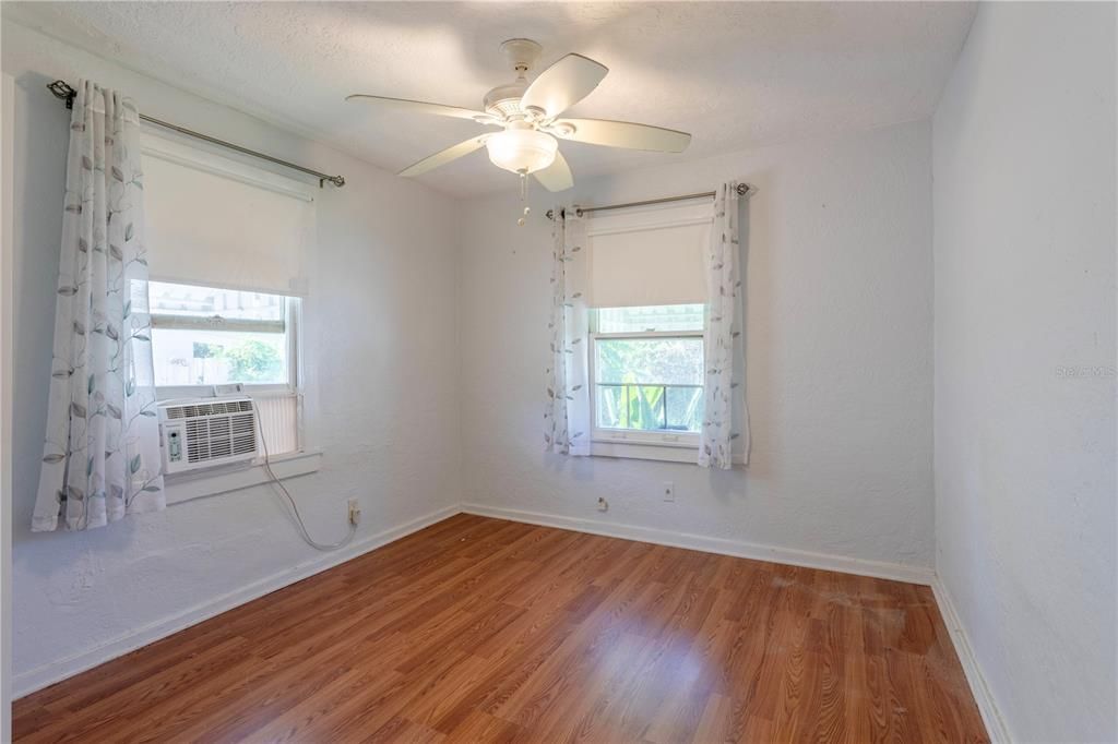 En Venta: $300,000 (2 camas, 1 baños, 1272 Pies cuadrados)