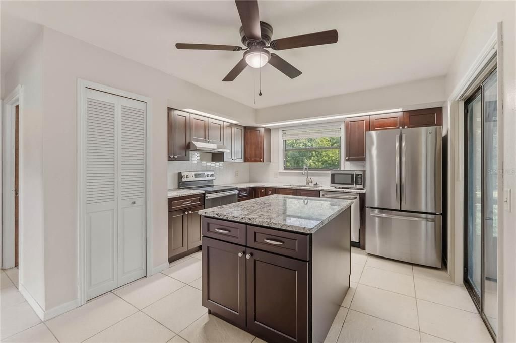 For Sale: $289,000 (2 beds, 2 baths, 1292 Square Feet)