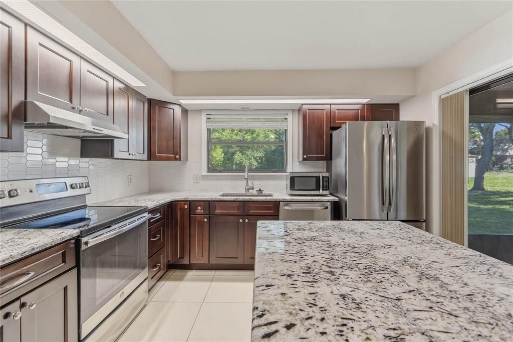 For Sale: $289,000 (2 beds, 2 baths, 1292 Square Feet)