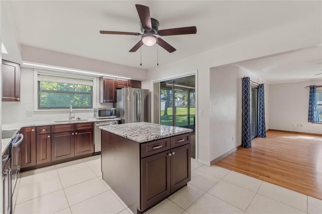 For Sale: $289,000 (2 beds, 2 baths, 1292 Square Feet)