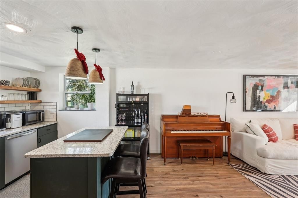 For Sale: $282,000 (2 beds, 2 baths, 1082 Square Feet)