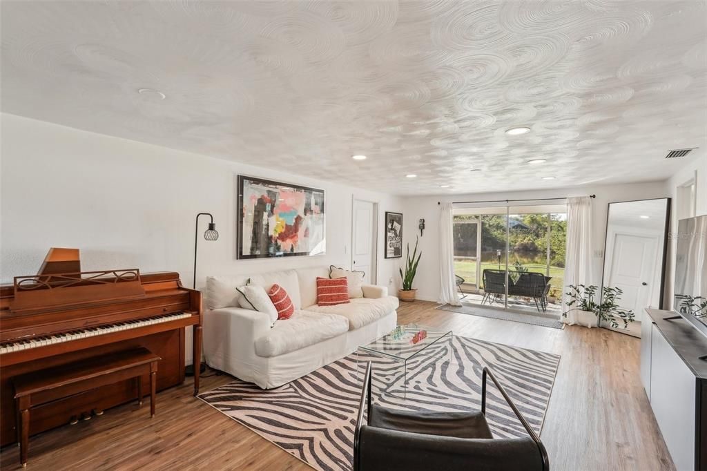 For Sale: $282,000 (2 beds, 2 baths, 1082 Square Feet)