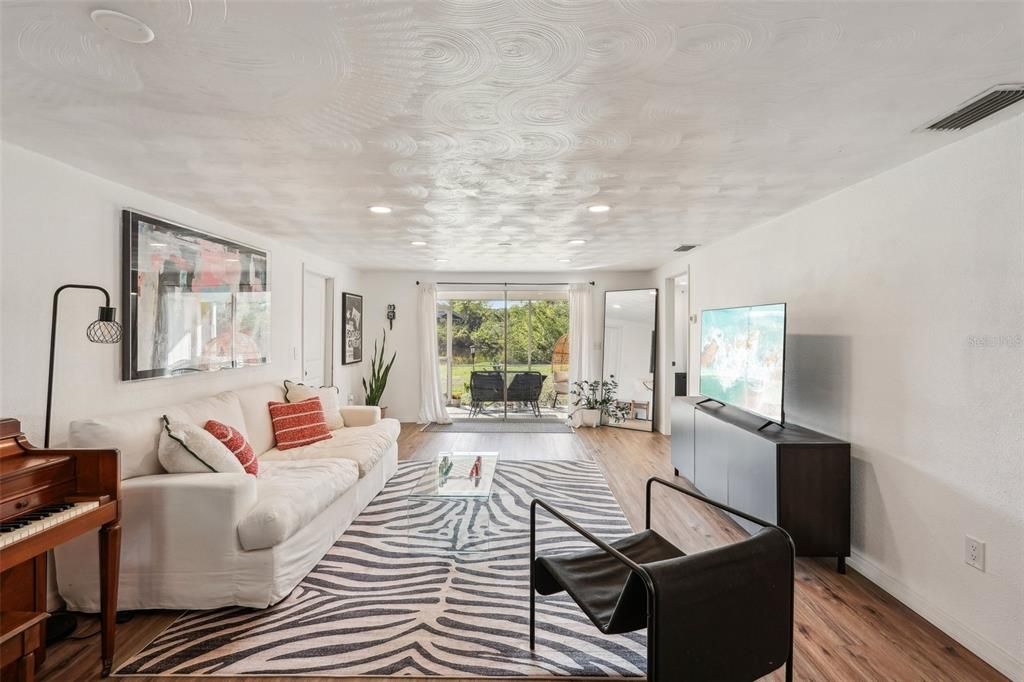For Sale: $282,000 (2 beds, 2 baths, 1082 Square Feet)