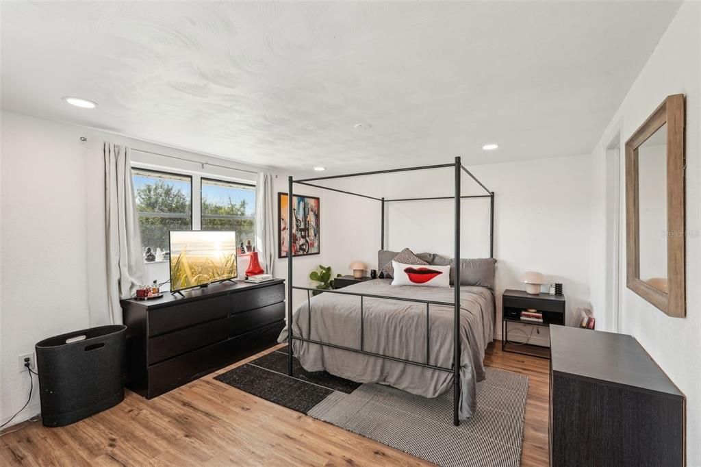 For Sale: $282,000 (2 beds, 2 baths, 1082 Square Feet)
