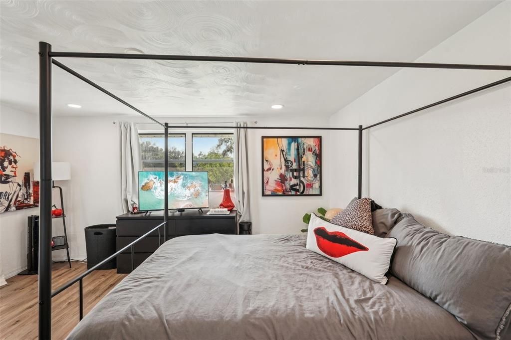 For Sale: $282,000 (2 beds, 2 baths, 1082 Square Feet)