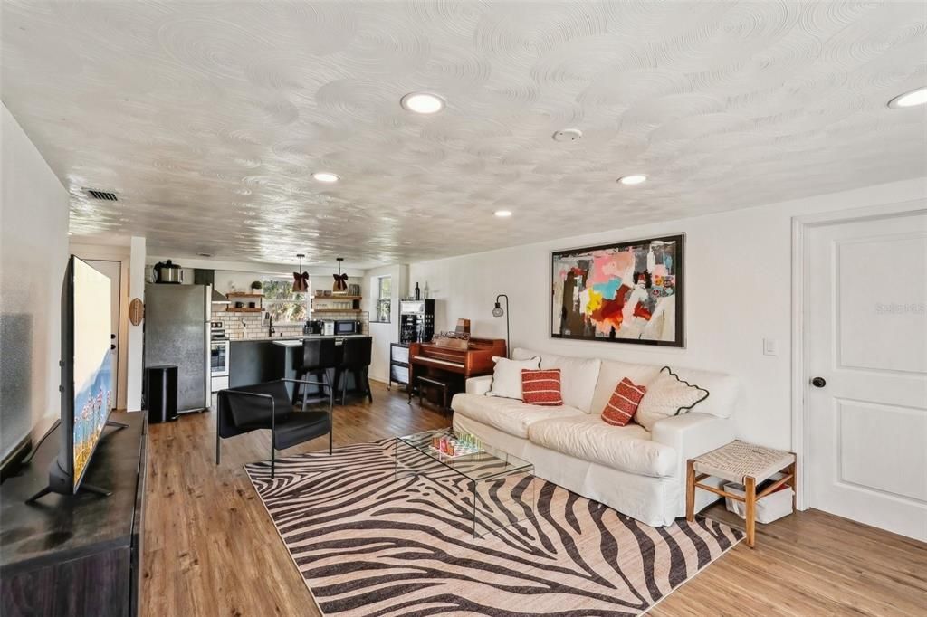 For Sale: $282,000 (2 beds, 2 baths, 1082 Square Feet)