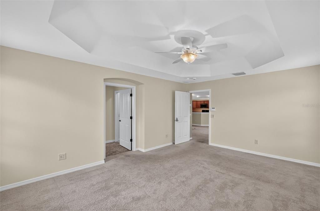 En Venta: $439,000 (3 camas, 2 baños, 1956 Pies cuadrados)