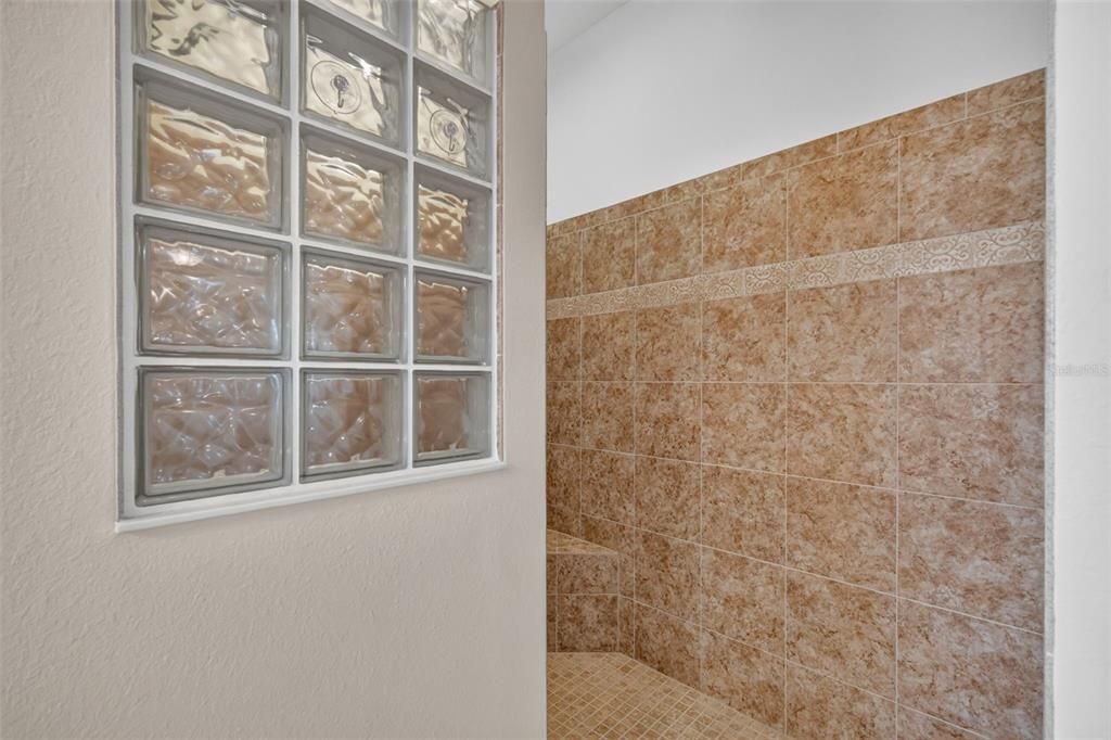 En Venta: $439,000 (3 camas, 2 baños, 1956 Pies cuadrados)