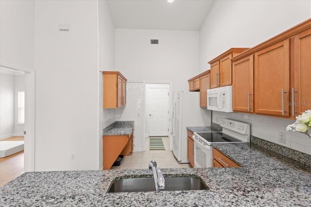 На продажу: $255,000 (2 спален, 2 ванн, 1056 Квадратных фут)