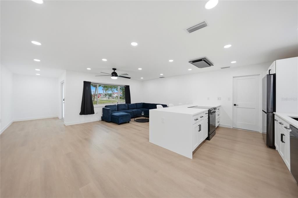 На продажу: $299,000 (2 спален, 2 ванн, 1147 Квадратных фут)