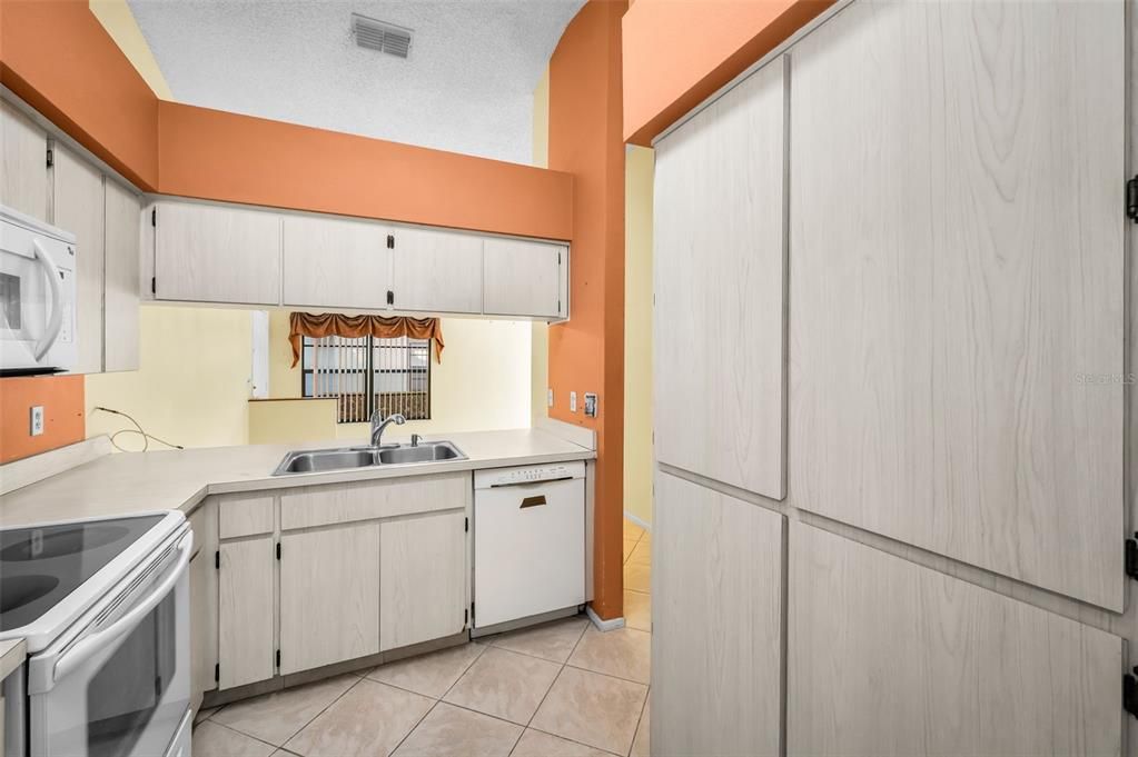 На продажу: $179,000 (2 спален, 2 ванн, 854 Квадратных фут)