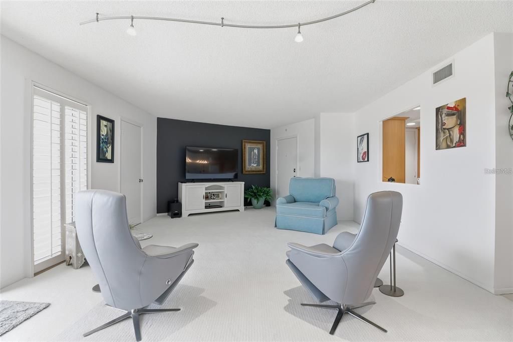 For Sale: $625,000 (2 beds, 2 baths, 1235 Square Feet)