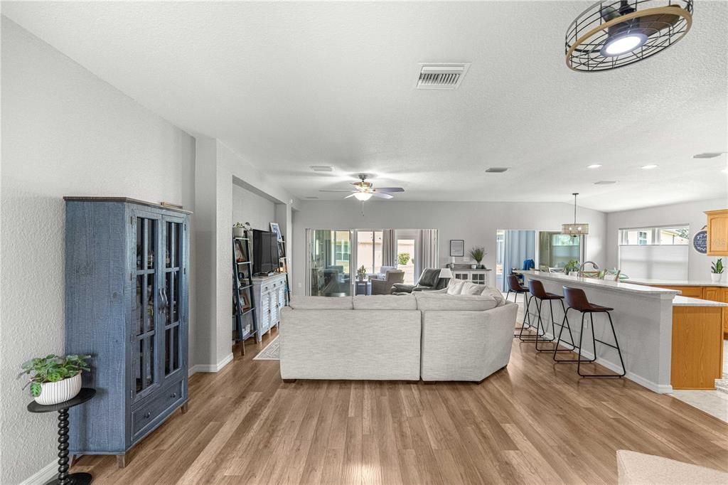 For Sale: $369,900 (3 beds, 2 baths, 1718 Square Feet)