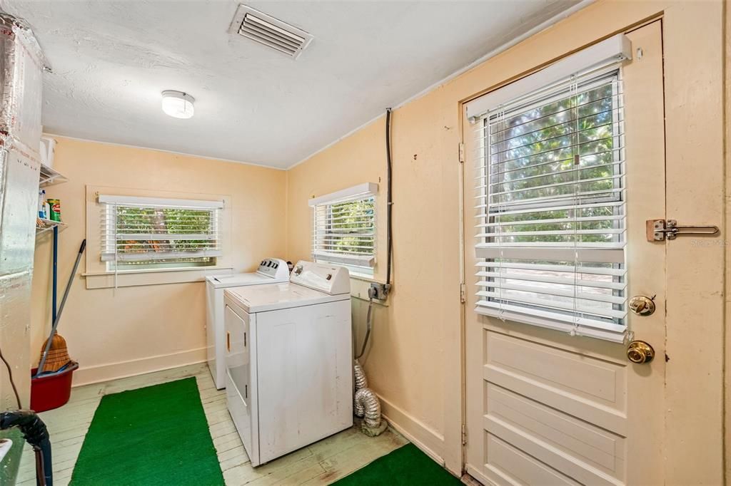 For Sale: $199,900 (3 beds, 1 baths, 1028 Square Feet)