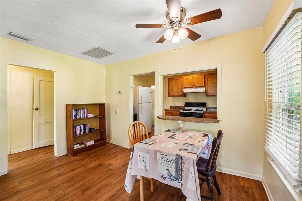 For Sale: $199,900 (3 beds, 1 baths, 1028 Square Feet)