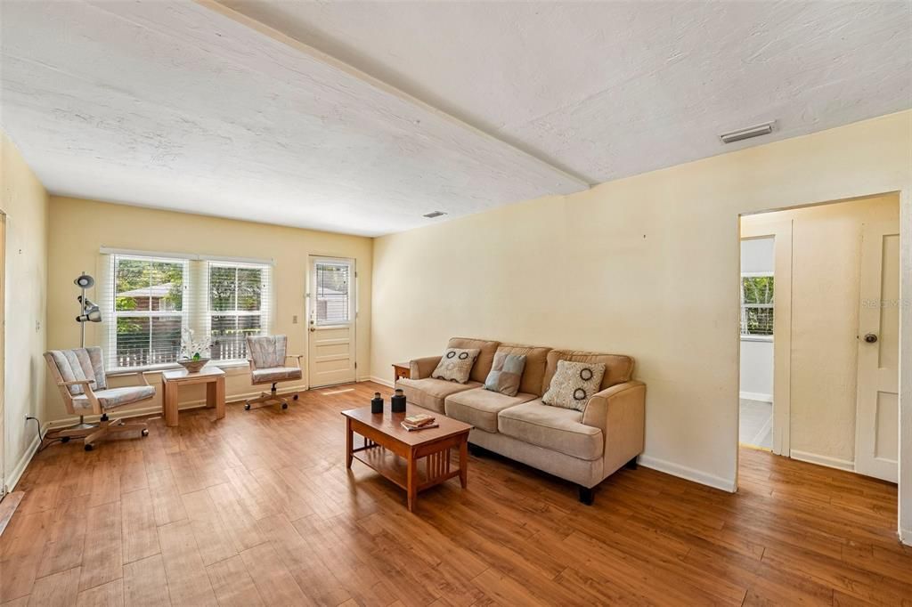 For Sale: $199,900 (3 beds, 1 baths, 1028 Square Feet)