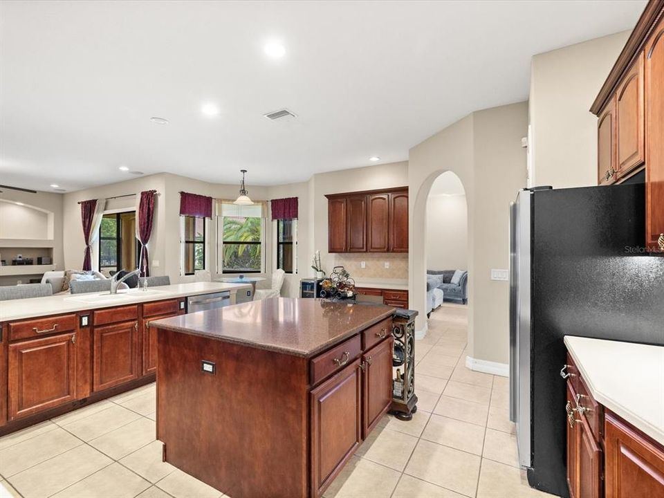 En Venta: $699,900 (4 camas, 3 baños, 2573 Pies cuadrados)