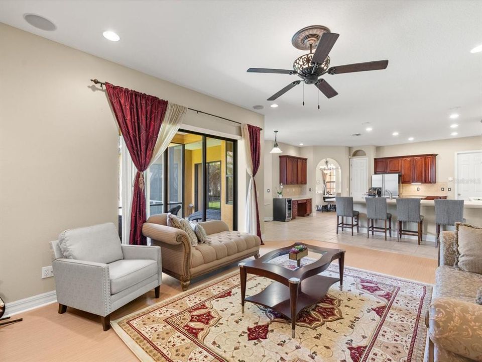 En Venta: $699,900 (4 camas, 3 baños, 2573 Pies cuadrados)