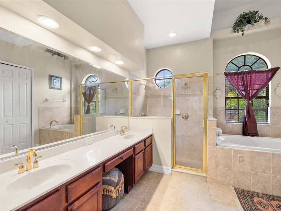 En Venta: $699,900 (4 camas, 3 baños, 2573 Pies cuadrados)