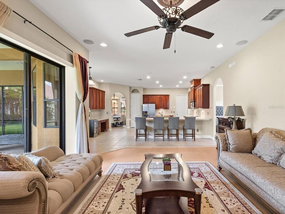 En Venta: $699,900 (4 camas, 3 baños, 2573 Pies cuadrados)