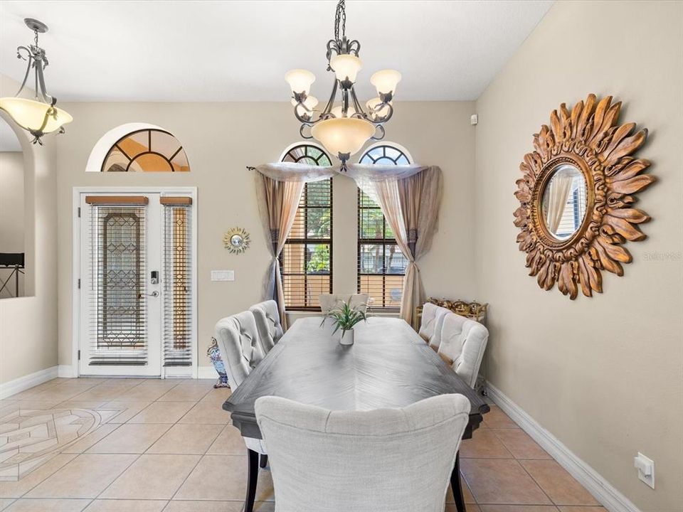 En Venta: $699,900 (4 camas, 3 baños, 2573 Pies cuadrados)