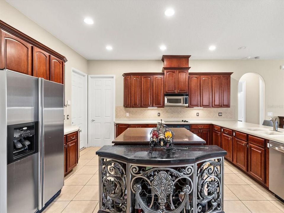 En Venta: $699,900 (4 camas, 3 baños, 2573 Pies cuadrados)