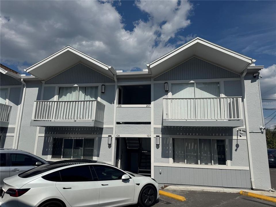 For Sale: $185,000 (2 beds, 2 baths, 844 Square Feet)