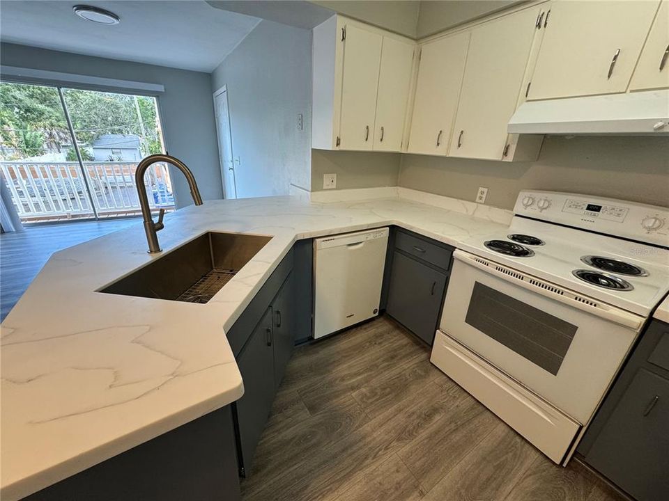 For Sale: $185,000 (2 beds, 2 baths, 844 Square Feet)