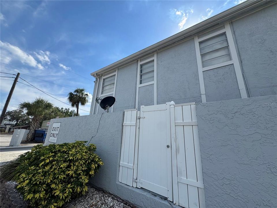 For Sale: $185,000 (2 beds, 2 baths, 844 Square Feet)