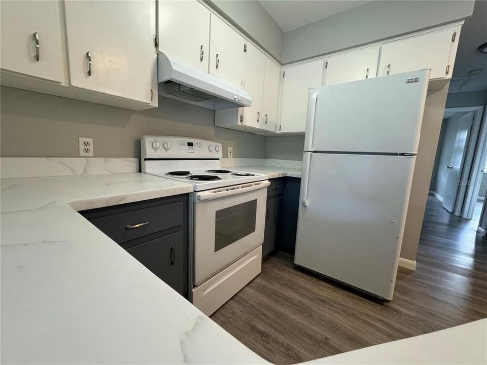 For Sale: $185,000 (2 beds, 2 baths, 844 Square Feet)