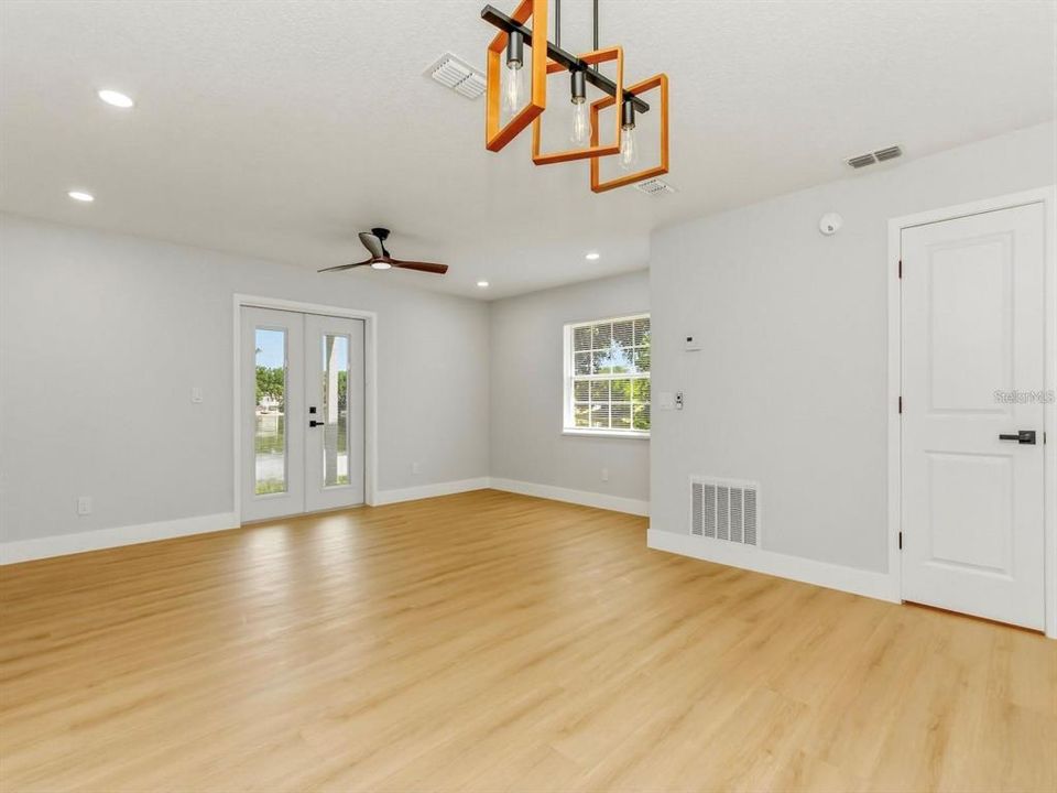 For Sale: $380,000 (2 beds, 1 baths, 1340 Square Feet)
