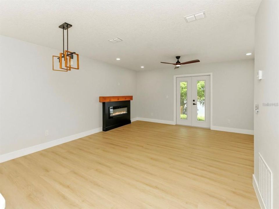 For Sale: $380,000 (2 beds, 1 baths, 1340 Square Feet)