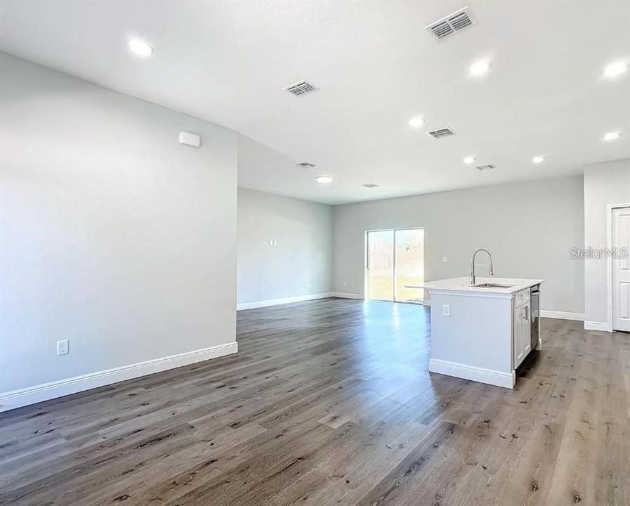 For Rent: $2,100 (4 beds, 2 baths, 1636 Square Feet)
