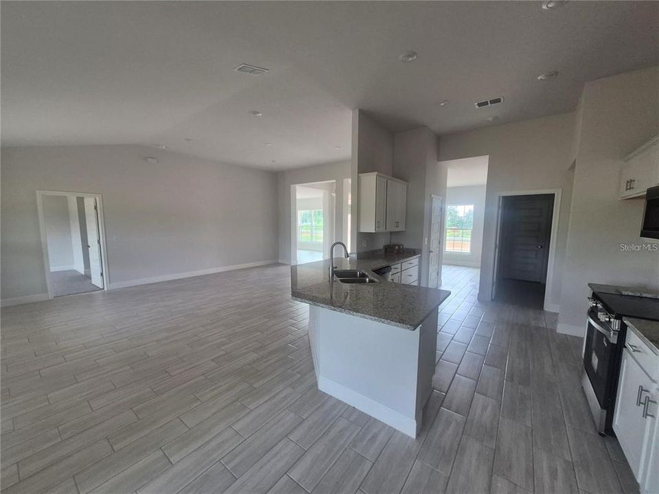 En Venta: $552,850 (4 camas, 2 baños, 2330 Pies cuadrados)