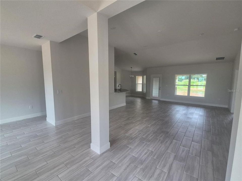 En Venta: $552,850 (4 camas, 2 baños, 2330 Pies cuadrados)