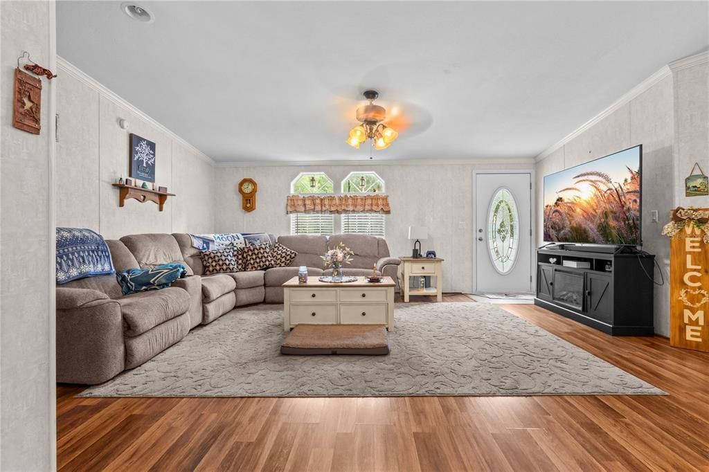 На продажу: $325,000 (3 спален, 2 ванн, 1920 Квадратных фут)