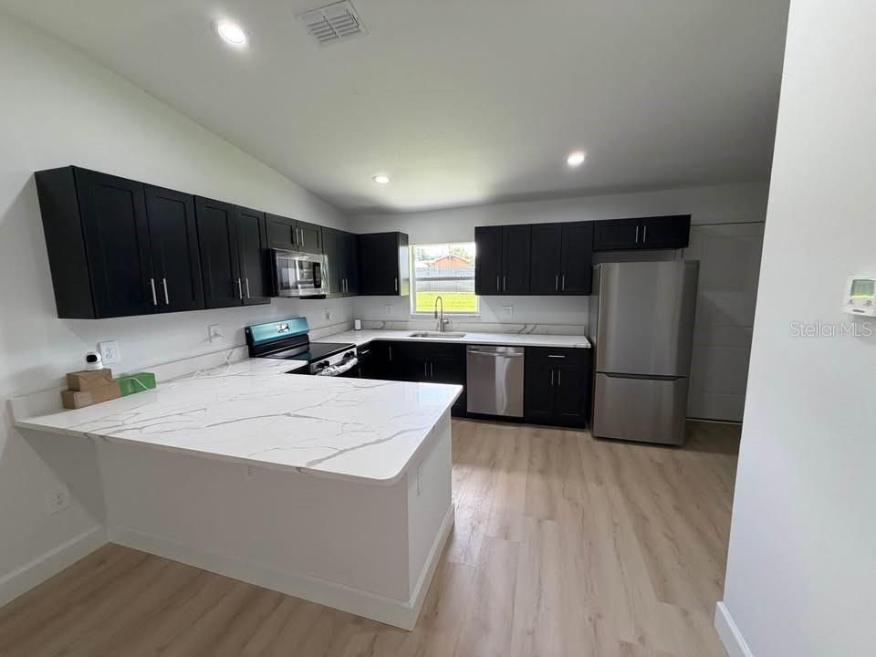 For Sale: $259,500 (3 beds, 2 baths, 1011 Square Feet)