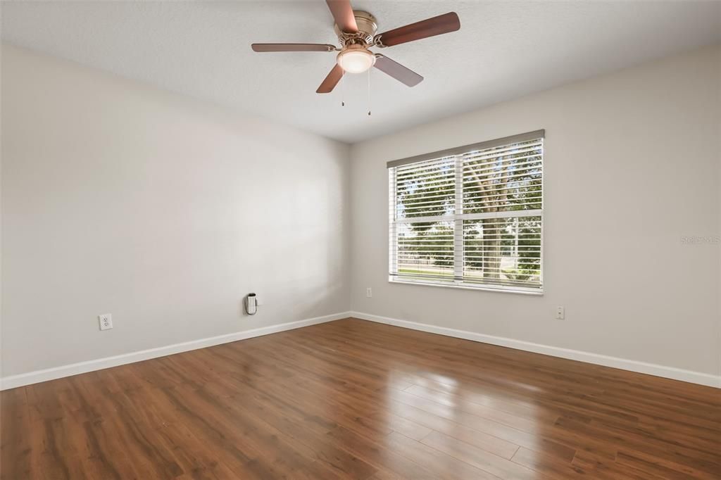 Activo con contrato: $550,000 (4 camas, 2 baños, 2142 Pies cuadrados)