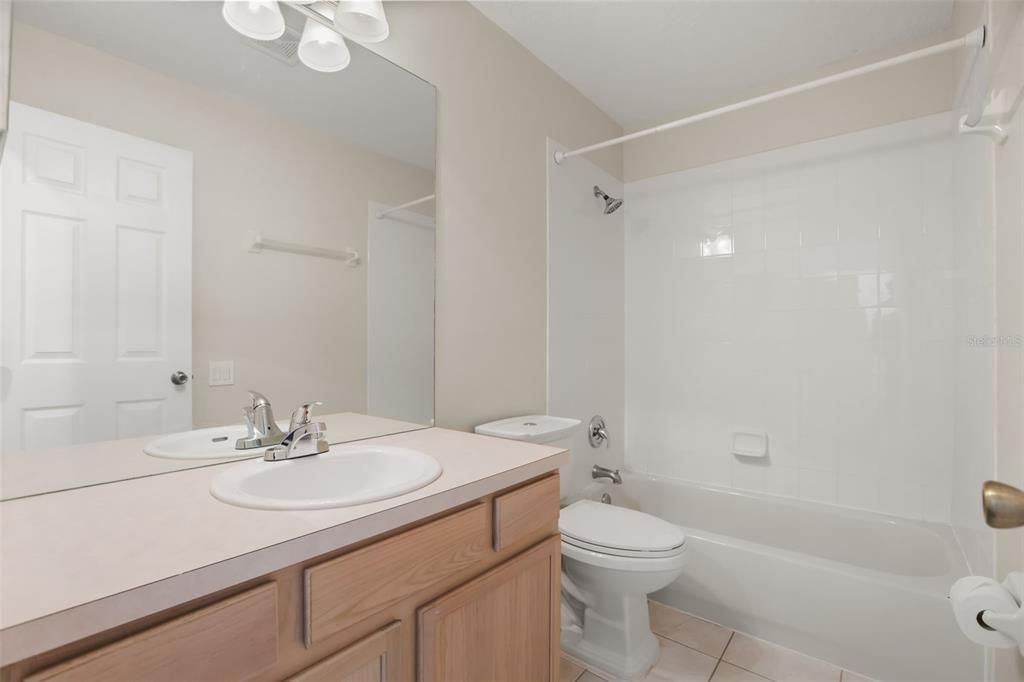 Activo con contrato: $550,000 (4 camas, 2 baños, 2142 Pies cuadrados)
